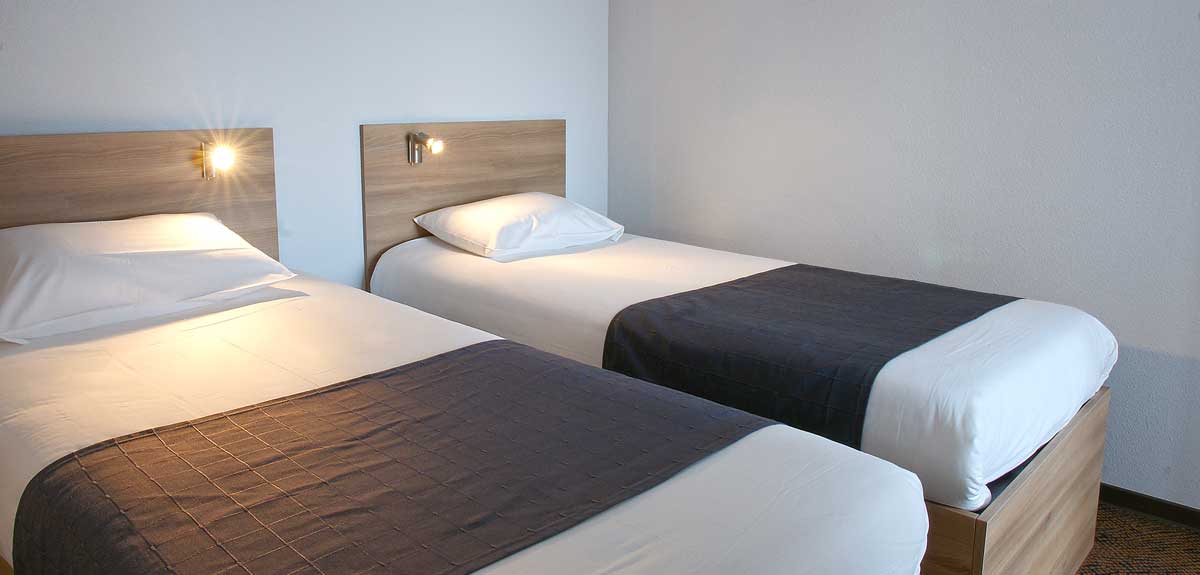 Chambre 2 lits simple/L'hôtel dispose de 30 chambres